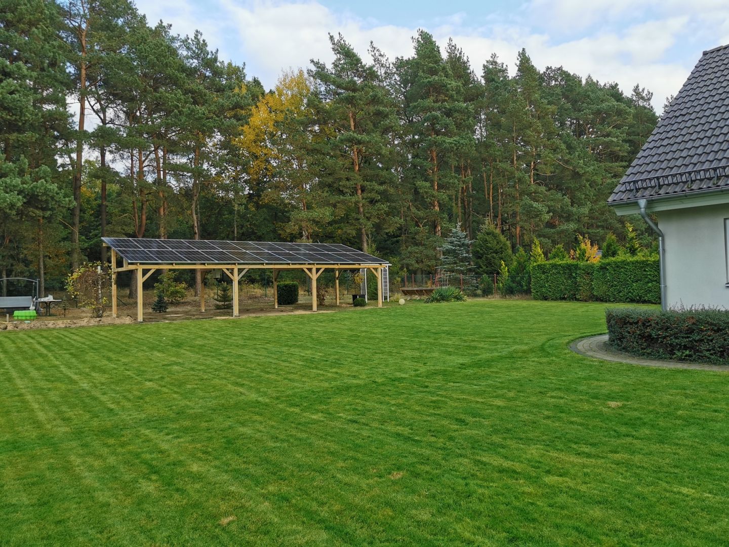 Wiata z dachem z paneli fotowoltaicznych – 9,9 kWp + magazyn 10 kWh  - Zdjęcie 1